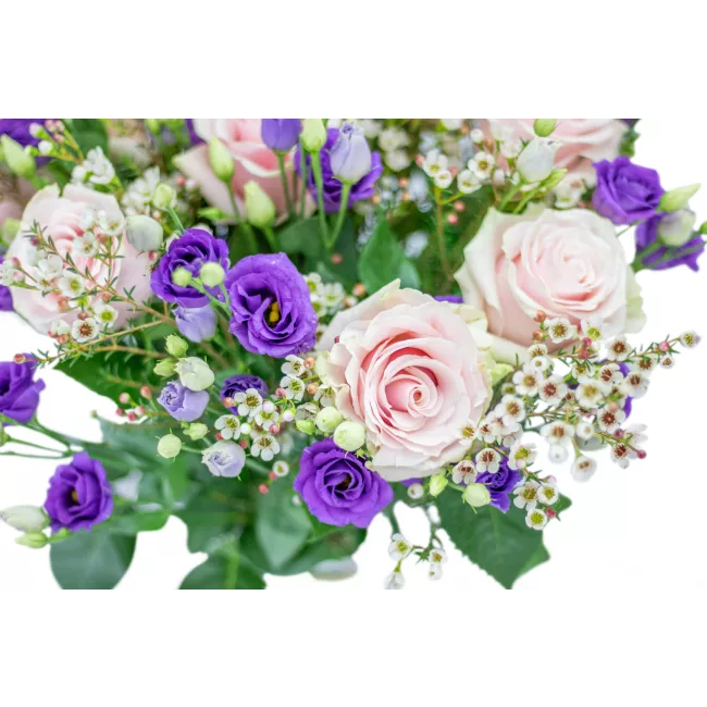 Kytice z růží a eustomy